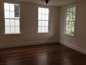 119 Upham St, Unit A in Petaluma, CA - Foto de edificio - Building Photo