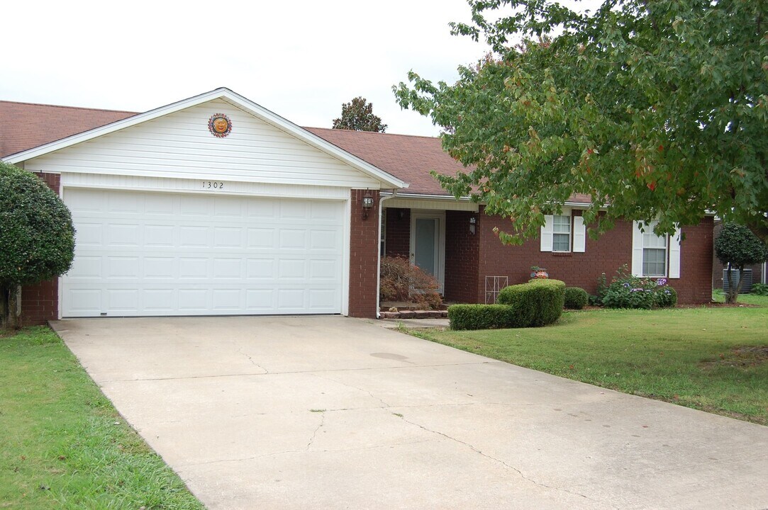 1302 SE 21st St in Bentonville, AR - Building Photo