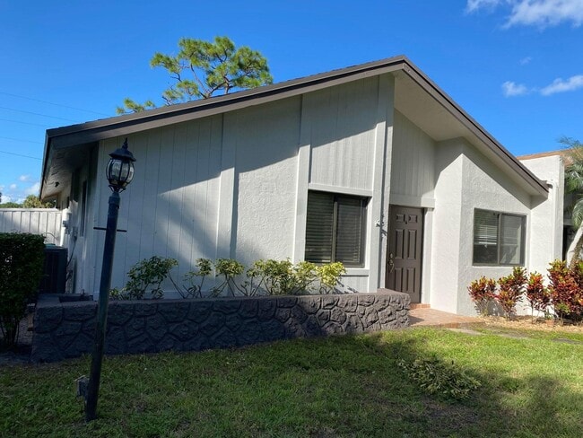 4327 Palm Forest Dr N in Delray Beach, FL - Building Photo - Building Photo