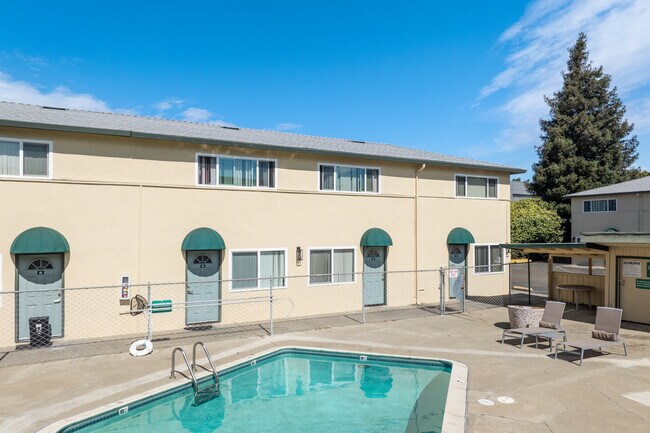 Holiday Orchard Apartments in Hayward, CA - Foto de edificio - Building Photo