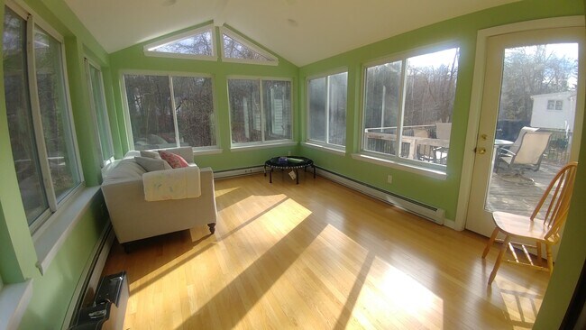 property at 21 Freeport Dr