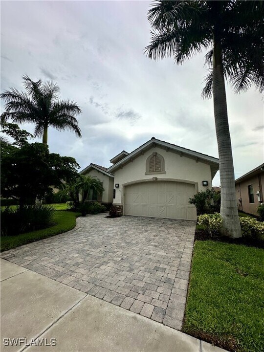 1581 Serrano Cir in Naples, FL - Building Photo