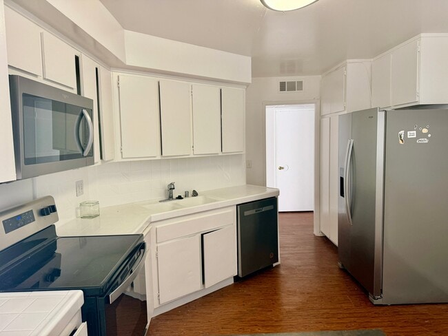 17440 Burbank Blvd, Unit 100