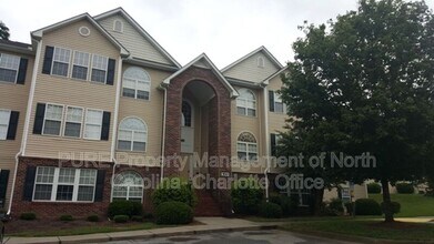 711 Ivy Glen Dr in Winston-Salem, NC - Building Photo - Building Photo