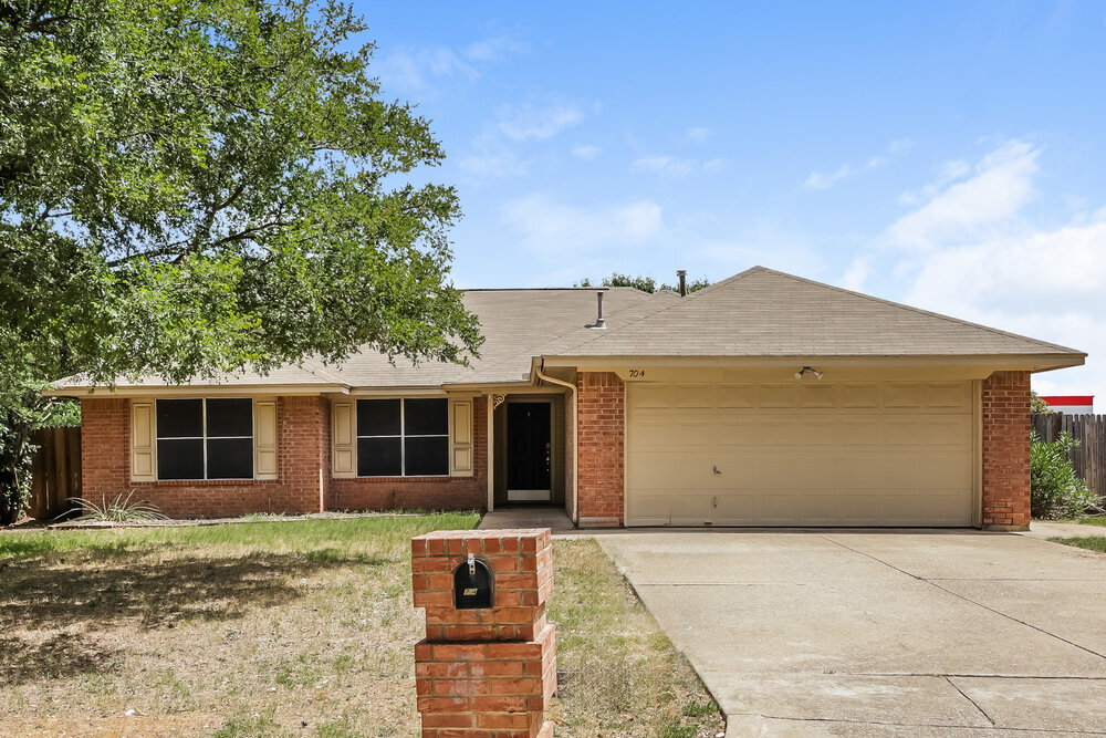 704 Stonebrooke Dr in Burleson, TX - Building Photo