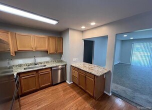 2445 Torquay Ave, Unit 112 in Royal Oak, MI - Building Photo - Building Photo