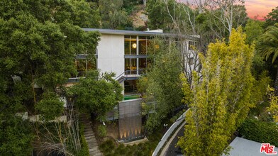 2207 Bowmont Dr in Beverly Hills, CA - Building Photo - Building Photo