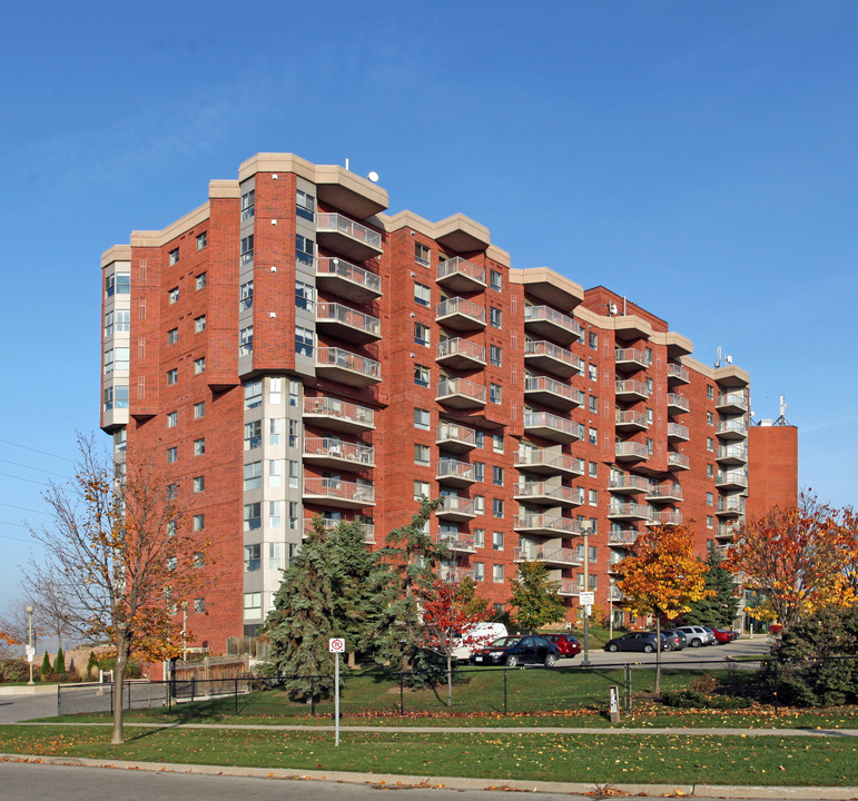 Providence Place in Whitby, ON - Building Photo