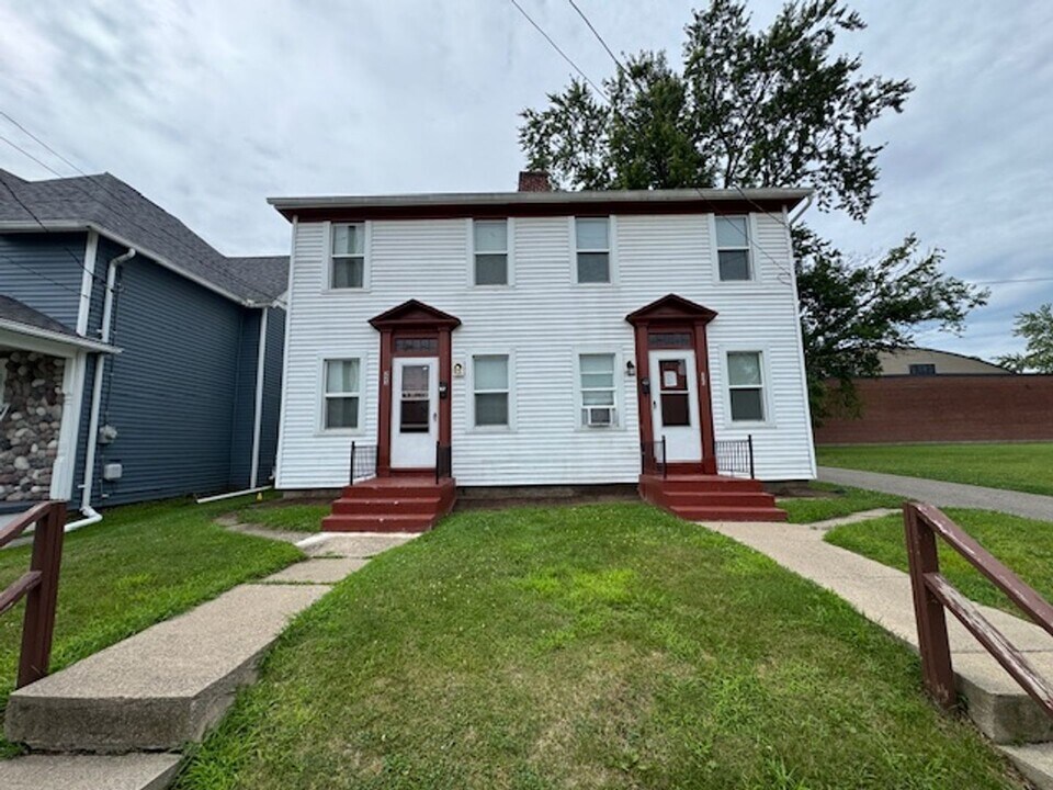 223-225 W Trail St in Jackson, MI - Building Photo