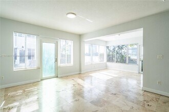 2180 Bay Dr in Miami Beach, FL - Foto de edificio - Building Photo