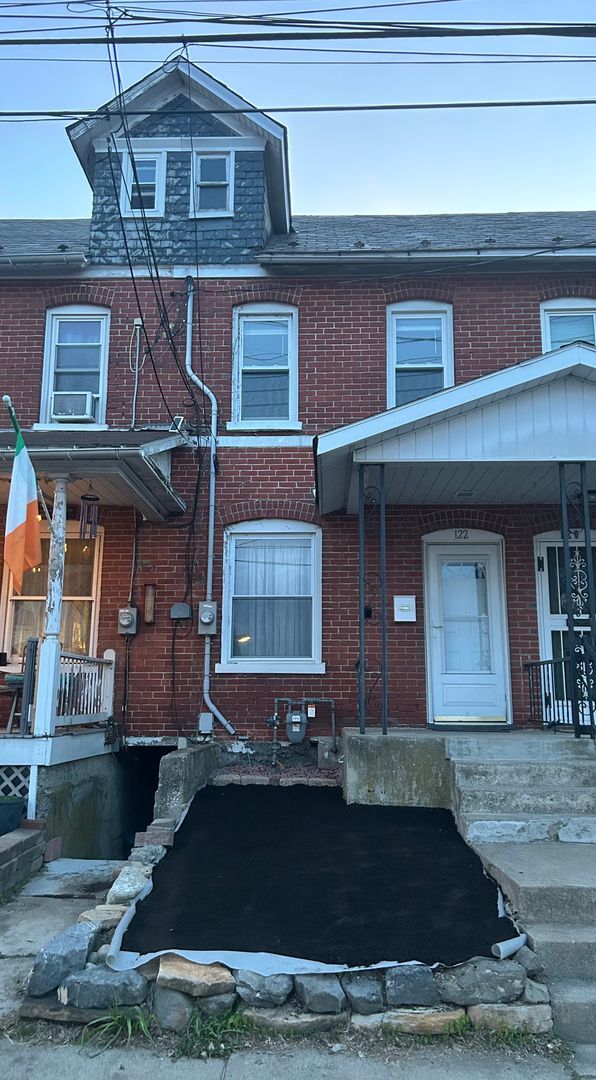 property at 122 S Spruce St