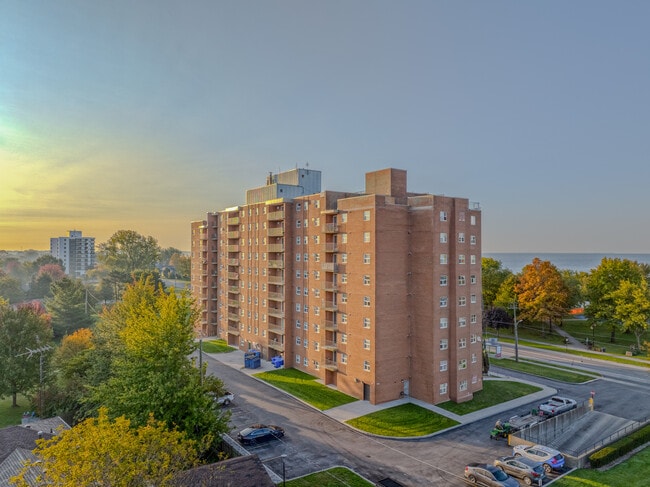 Lakeview Towers in Leamington, ON - Building Photo - Building Photo