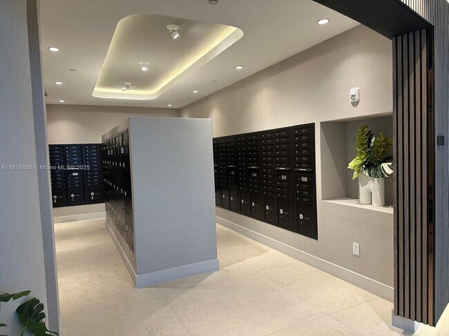 700 NE 24th St in Miami, FL - Building Photo - Building Photo