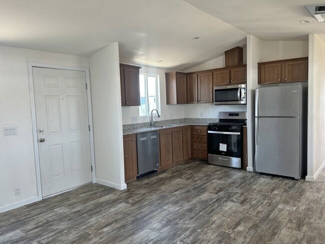 1470 Elizabeth St in Coalinga, CA - Building Photo - Building Photo