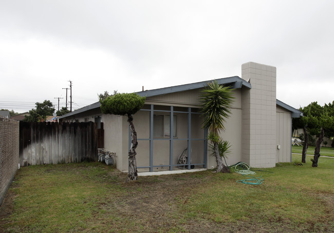 3075 W Coolidge Ave in Anaheim, CA - Building Photo - Building Photo