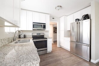 1811 E Grand Ave in Escondido, CA - Building Photo - Building Photo