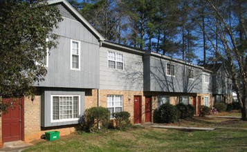 Woodridge Townhouse Apartments in Raleigh, NC - Building Photo - Building Photo