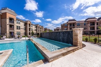 Luxia Grand Prairie in Grand Prairie, TX - Foto de edificio - Building Photo