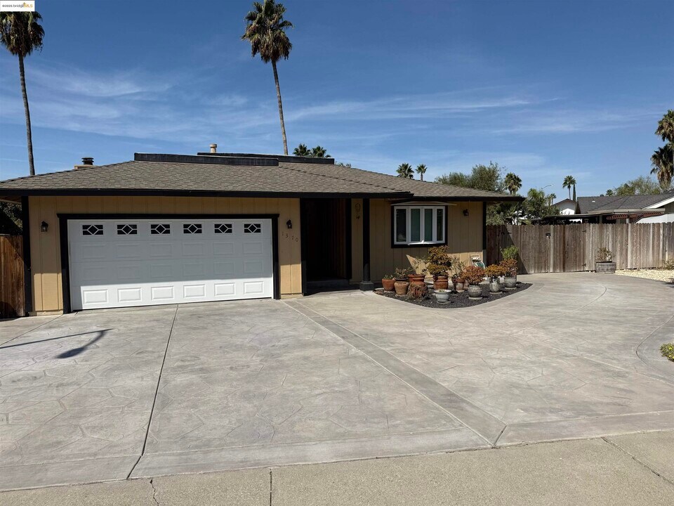 1370 Willow Lake Rd in Discovery Bay, CA - Building Photo