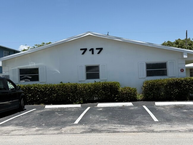 717 NE 13th Ct