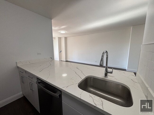 East 82nd Street in New York, NY - Building Photo - Building Photo