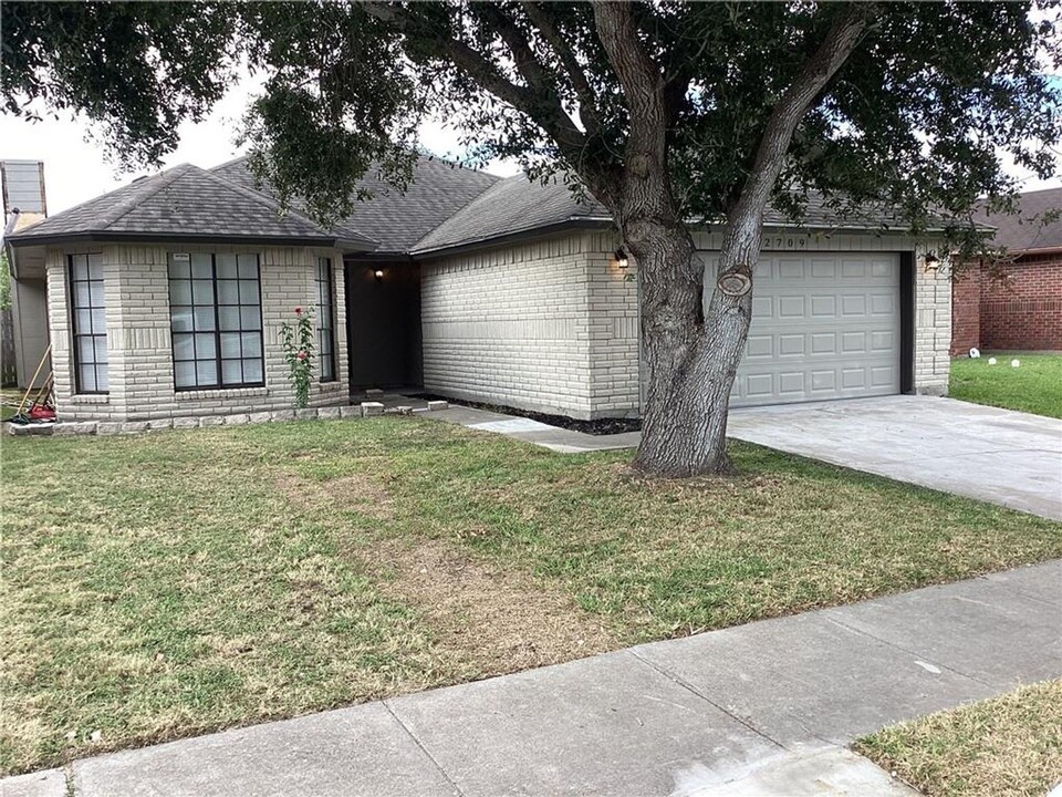 2709 Persimmon St in Corpus Christi, TX - Building Photo