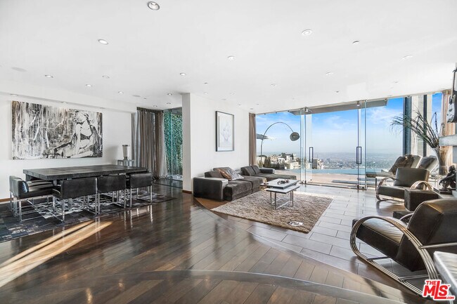 1742 Viewmont Dr in West Hollywood, CA - Building Photo - Building Photo