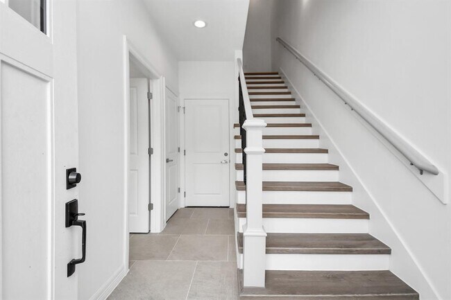 5262 Ella Blvd in Houston, TX - Building Photo - Building Photo