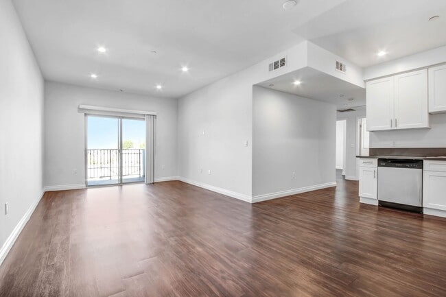 Hart 60 in North Hollywood, CA - Building Photo - Building Photo