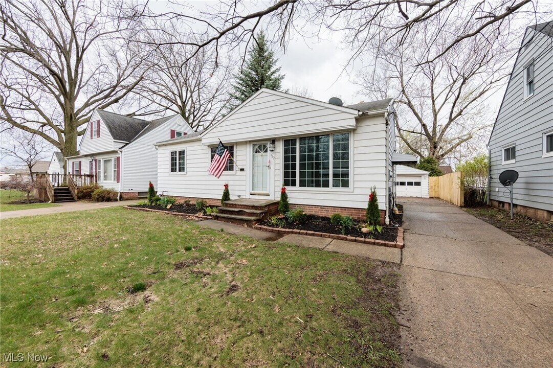 762 E 305th St in Willowick, OH - Building Photo