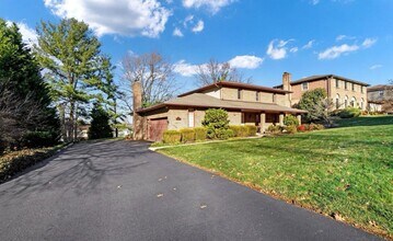 3240 Round Hill Rd in East York, PA - Building Photo - Building Photo