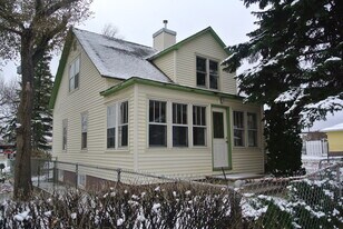 1327 3rd St SW in Minot, ND - Building Photo