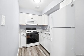 9 Charles Ln in Pomona, NY - Building Photo - Building Photo