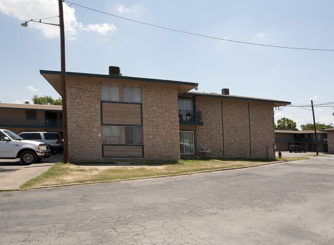 Capital Steps Apartments in Austin, TX - Foto de edificio - Building Photo