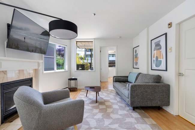 1126 W 11th Ave