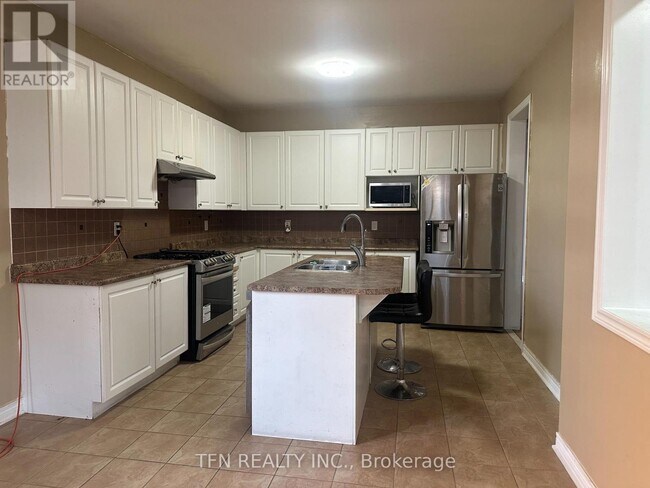 12 Whitepoppy Dr in Brampton, ON - Building Photo - Building Photo