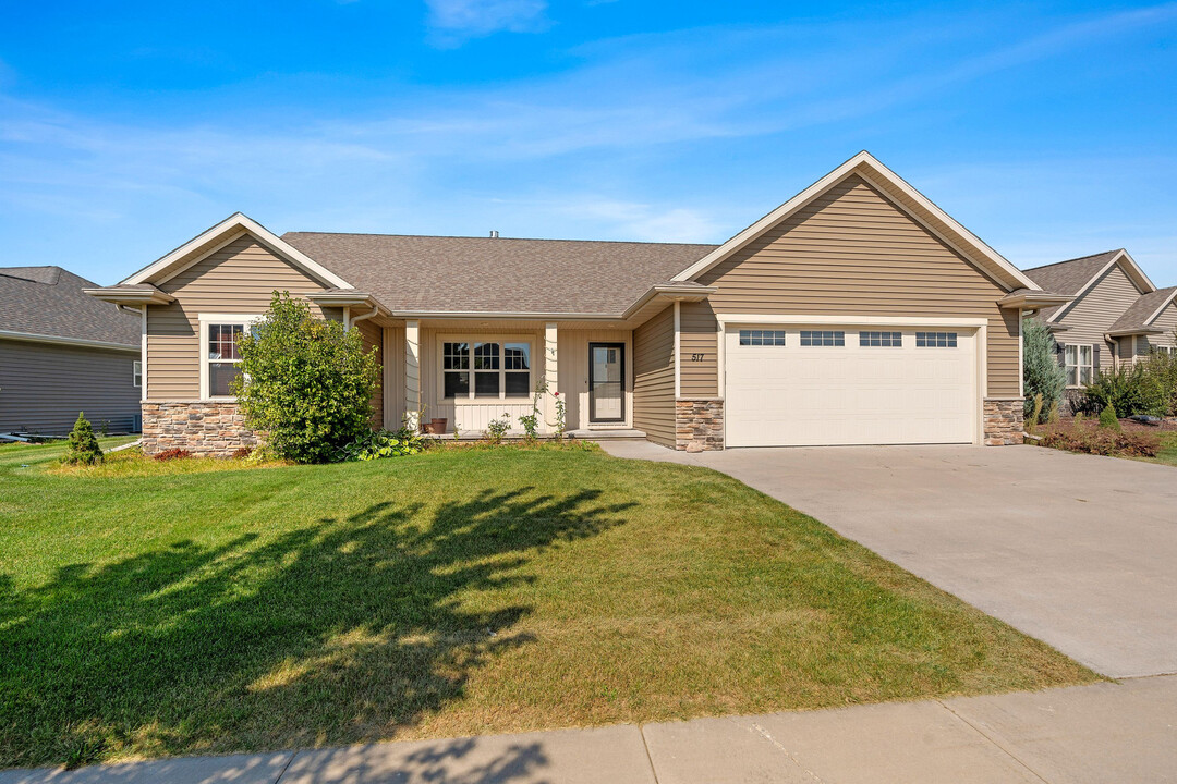 517 Pebblestone Cir in Hobart, WI - Building Photo