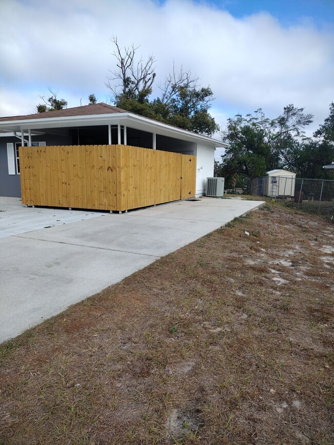 7145 Fireside St in Spring Hill, FL - Building Photo - Building Photo