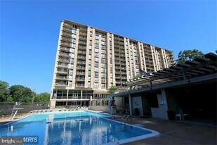 4600 S Four Mile Run Dr in Arlington, VA - Building Photo