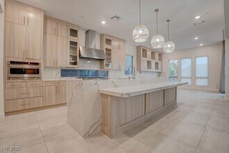 230 Carmel Sky St in Las Vegas, NV - Foto de edificio - Building Photo