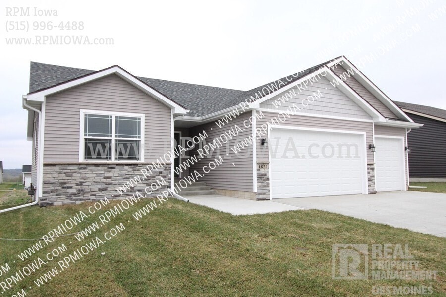 1821 Southbridge Dr in Adel, IA - Foto de edificio