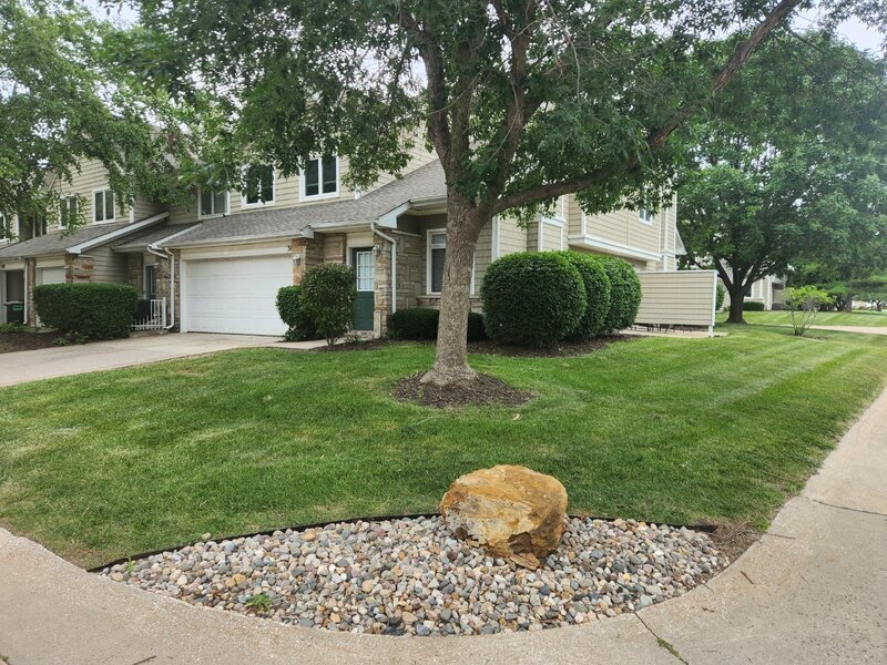811 Burr Oaks Dr in West Des Moines, IA - Building Photo