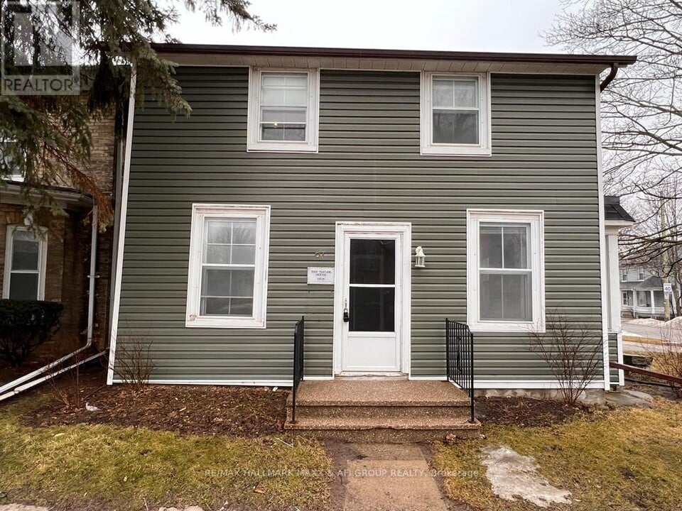 61 Wellington St E in Aurora, ON - Building Photo