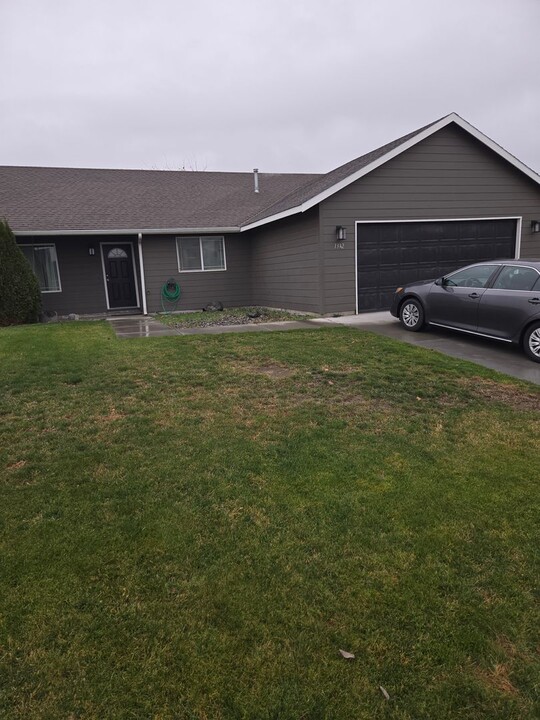 1342 SW 8th St in Hermiston, OR - Foto de edificio