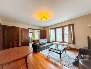 413 Chamberlain Ave-Unit -D in Madison, WI - Foto de edificio - Building Photo