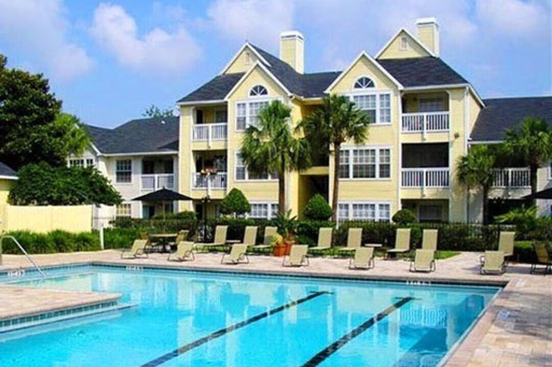 1023 S Hiawassee Rd in Orlando, FL - Foto de edificio