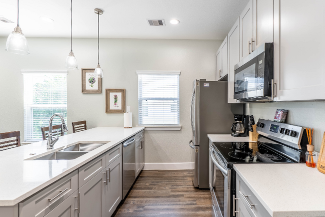 142 W 5th St in Kemah, TX - Building Photo - Building Photo