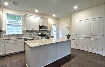 702 Parkview Ln in Rockaway, NJ - Building Photo - Building Photo