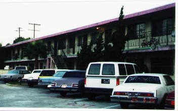 11017 Louise Ave in Lynwood, CA - Foto de edificio - Building Photo