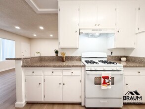 6041 Whitsett Ave in Los Angeles, CA - Building Photo - Building Photo